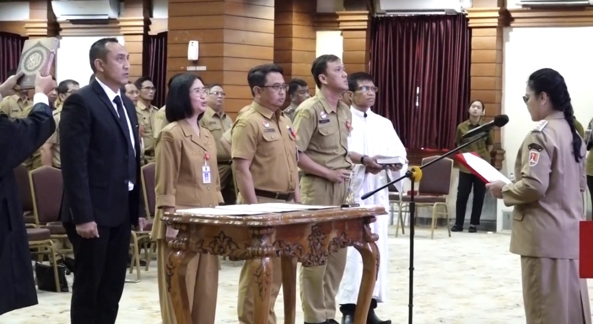 Wali Kota Semarang Agustina Wilujeng resmi melantik Arnaz Agung Andrarasmara sebagai Direktur Utama BPS Wali Kota Semarang Agustina Wilujeng resmi melantik Arnaz Agung Andrarasmara sebagai Direktur Utama BPS