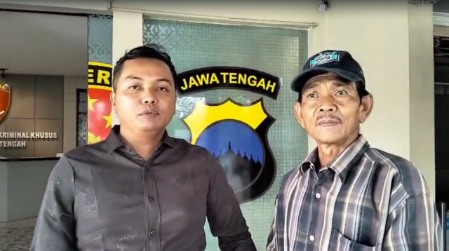 Setya Wendi (kiri) mendampingi warga Gombel Lama yang dimintai klarifikasi di Mapolda Jateng, Rabu 23 September 2026