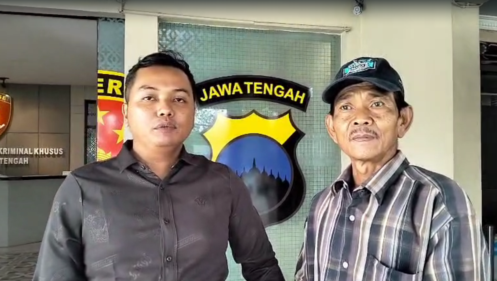 Setya Wendi (kiri) mendampingi warga Gombel Lama yang dimintai klarifikasi di Mapolda Jateng, Rabu 23 September 2026 Setya Wendi (kiri) mendampingi warga Gombel Lama yang dimintai klarifikasi di Mapolda Jateng, Rabu 23 September 2026