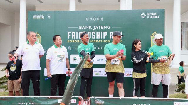 Sekretaris Daerah Jawa Tengah Sumarno bersama jajaran Direksi Bank Jateng dan peserta melepaskan start Bank Jateng Friendship Run Boyolali 2026 (foto: Bank Jateng)