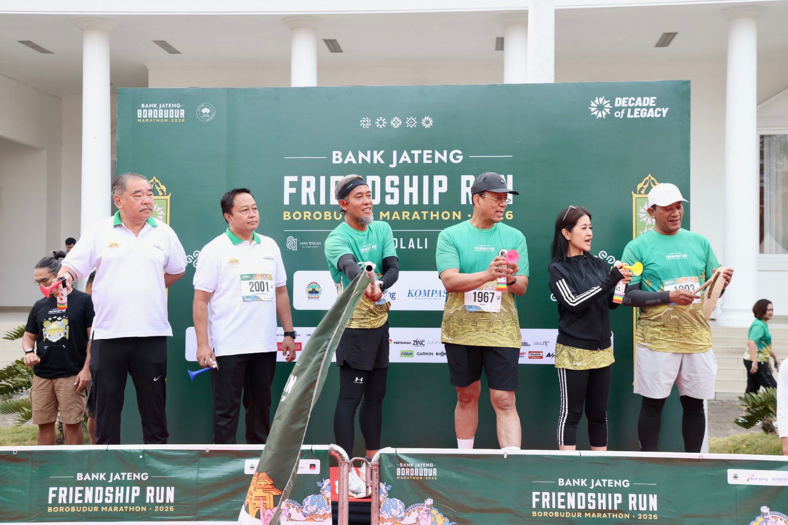 Sekretaris Daerah Jawa Tengah Sumarno bersama jajaran Direksi Bank Jateng dan peserta melepaskan start Bank Jateng Friendship Run Boyolali 2026 (foto: Bank Jateng)