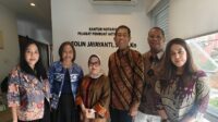 Direktur Keuangan Bank Jateng Bambang Ristianto dan Direksi Samuel Aset Manajemen Sisilia Dhone menunjukkan berkas Kontrak Investasi Kolektif KIK (foto: Bank Jateng) Direktur Keuangan Bank Jateng Bambang Ristianto dan Direksi Samuel Aset Manajemen Sisilia Dhone menunjukkan berkas Kontrak Investasi Kolektif KIK (foto: Bank Jateng)