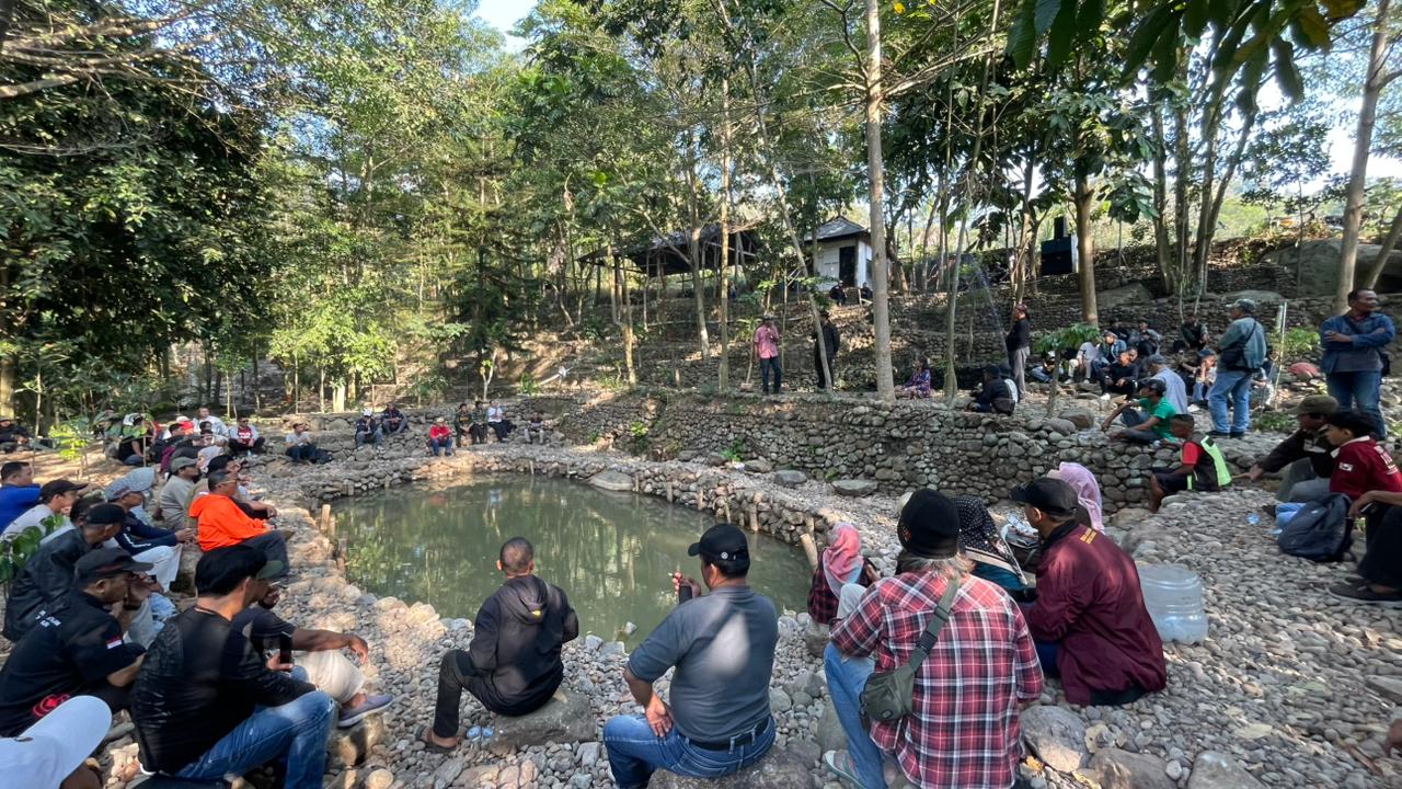 Semar Gugat menolak proyek Geotermal Gunung Ungaran (foto: dok Semar Gugat) Semar Gugat menolak proyek Geotermal Gunung Ungaran (foto: dok Semar Gugat)