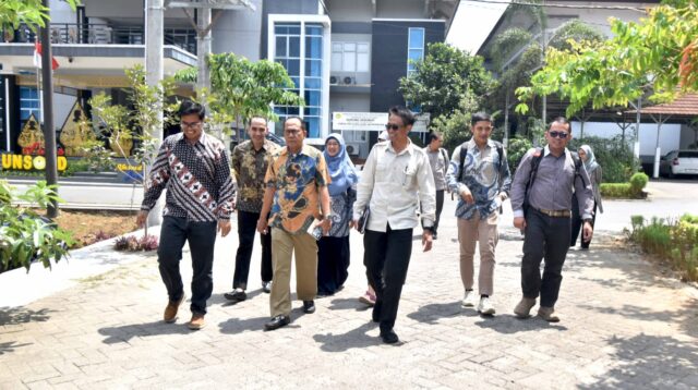 Plt Rektor Unsoed Prof. Ali Rokhman bersama Dekan FIKes Prof. Budi Aji meninjau fasilitas laboratorium dan perpustakaan kampus (foto: Humas Unsoed)