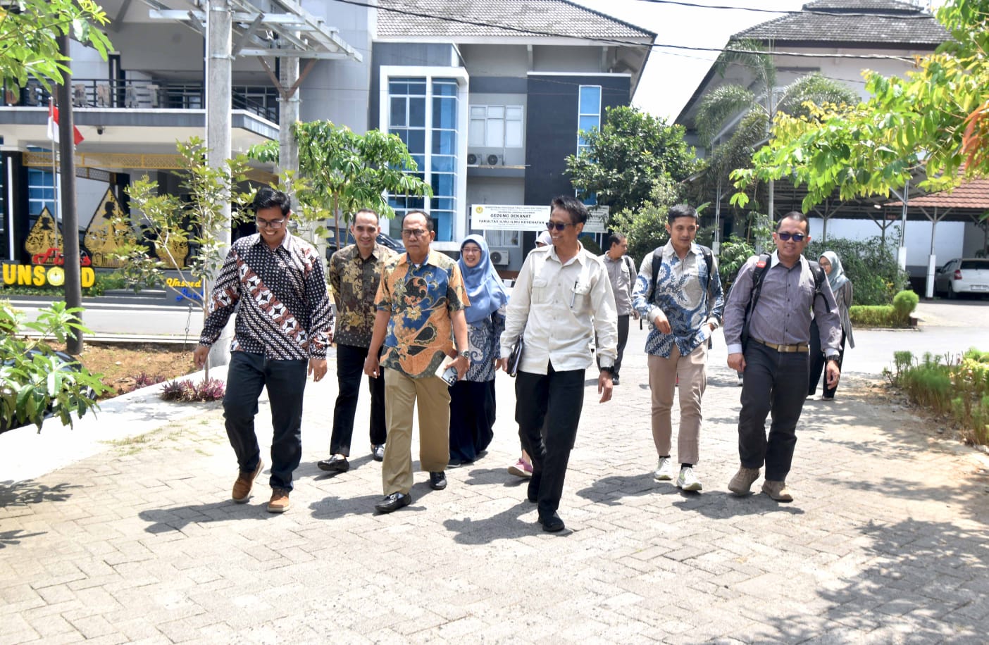 Plt Rektor Unsoed Prof. Ali Rokhman bersama Dekan FIKes Prof. Budi Aji meninjau fasilitas laboratorium dan perpustakaan kampus (foto: Humas Unsoed)