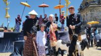 Direktur Bisnis Kelembagaan dan Unit Usaha Syariah Bank Jateng Mas Waris (kiri) berfoto bersama usai prosesi Ruwat Rambut Gimbal dalam rangkaian Dieng Culture Festival (DCF) XVI 2026 di Kompleks Candi Arjuna, Dieng, Kabupaten Banjarnegara, Sabtu 29 Agustus 2026 (foto: Bank Jateng)
