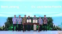 Gubernur Jawa Tengah Ahmad Luthfi, Direktur Utama Bank Jateng Bambang Widyatmoko, Direktur Bisnis Dana, Jasa dan UMKM Bank Jateng Anna Kusumarita, dan Owner CV Jaya Setia Plastik (JSP) Fahruddin berfoto bersama usai penandatanganan kerja sama layanan payroll dalam rangkaian Central Java Investment Business Forum (CJIBF) 2026 di Jakarta, Kamis 27 Agustus 2026 (foto: Bank Jateng)