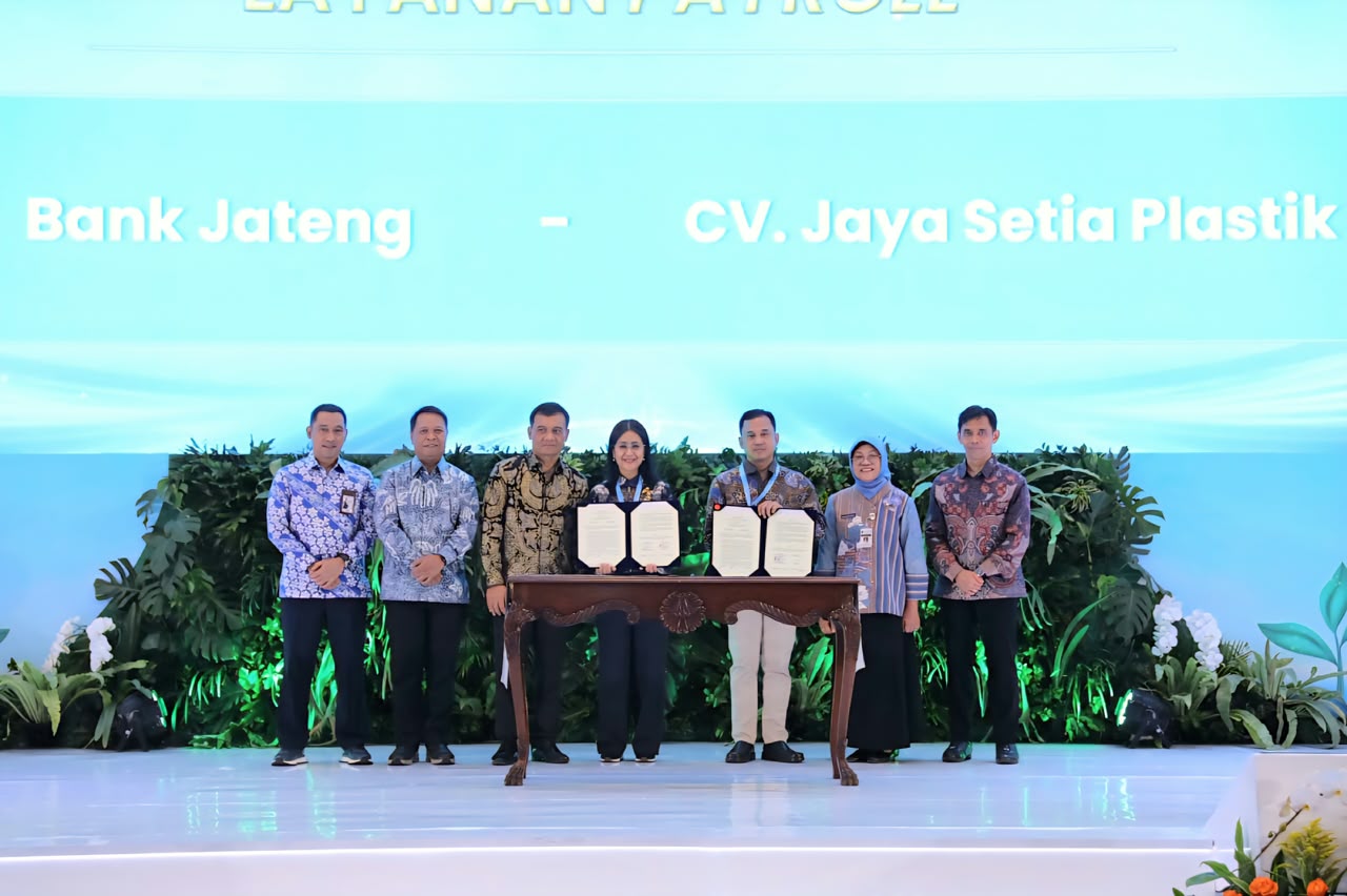 Gubernur Jawa Tengah Ahmad Luthfi, Direktur Utama Bank Jateng Bambang Widyatmoko, Direktur Bisnis Dana, Jasa dan UMKM Bank Jateng Anna Kusumarita, dan Owner CV Jaya Setia Plastik (JSP) Fahruddin berfoto bersama usai penandatanganan kerja sama layanan payroll dalam rangkaian Central Java Investment Business Forum (CJIBF) 2026 di Jakarta, Kamis 27 Agustus 2026 (foto: Bank Jateng)