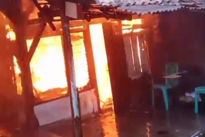 Kebakaran melanda kawasan Aspol Polsek Semarang Utara pada Sabtu, 5 September 2026 (foto: Dinas Damkar Kota Semarang)
