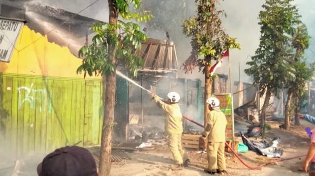 Kebakaran di kios PKL Jalan Semarang–Boja (foto: Dinas Damkar Kota Semarang)