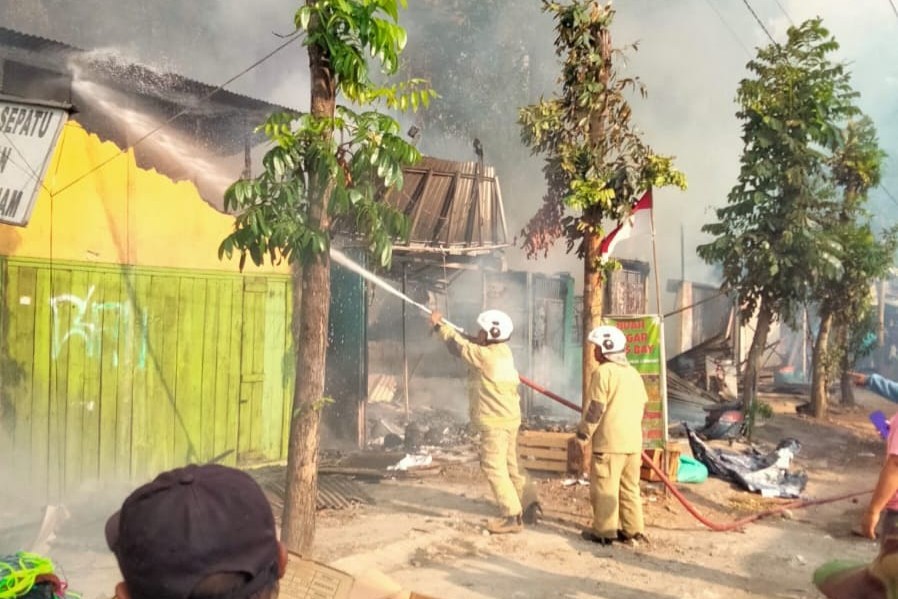 Kebakaran di kios PKL Jalan Semarang–Boja (foto: Dinas Damkar Kota Semarang) Kebakaran di kios PKL Jalan Semarang–Boja (foto: Dinas Damkar Kota Semarang)