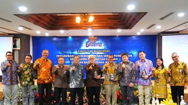 Direktur Utama Bank Jateng Bambang Widyatmoko bersama jajaran Direksi Bank Jateng dan Plt. Direktur Utama PT Penjaminan Infrastruktur Indonesia (Persero) Andre Permana berfoto bersama usai penandatanganan Nota Kesepahaman (MoU) di Bank Jateng Kantor Pusat, Jalan Pemuda No. 142, Semarang, Selasa 8 September 2026 (foto: Bank Jateng)