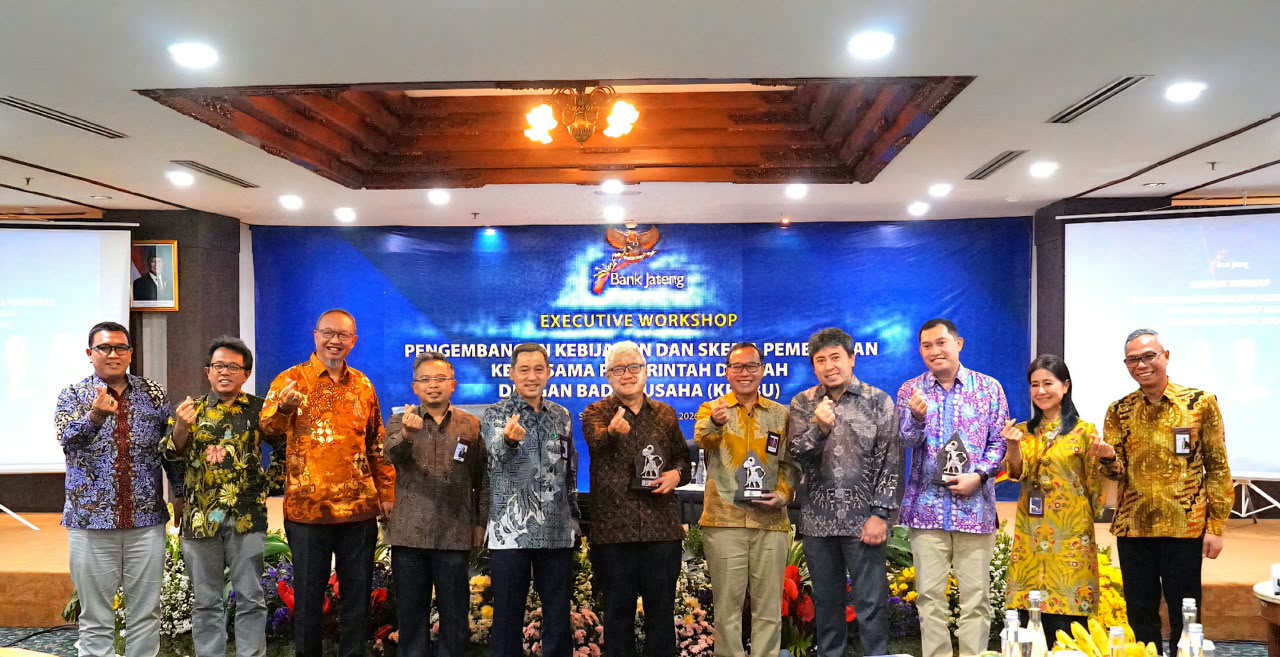 Direktur Utama Bank Jateng Bambang Widyatmoko bersama jajaran Direksi Bank Jateng dan Plt. Direktur Utama PT Penjaminan Infrastruktur Indonesia (Persero) Andre Permana berfoto bersama usai penandatanganan Nota Kesepahaman (MoU) di Bank Jateng Kantor Pusat, Jalan Pemuda No. 142, Semarang, Selasa 8 September 2026 (foto: Bank Jateng) Direktur Utama Bank Jateng Bambang Widyatmoko bersama jajaran Direksi Bank Jateng dan Plt. Direktur Utama PT Penjaminan Infrastruktur Indonesia (Persero) Andre Permana berfoto bersama usai penandatanganan Nota Kesepahaman (MoU) di Bank Jateng Kantor Pusat, Jalan Pemuda No. 142, Semarang, Selasa 8 September 2026 (foto: Bank Jateng)
