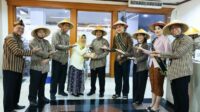 Direktur Utama Bank Jateng Bambang Widyatmoko bersama jajaran Direksi Bank Jateng memberikan souvenir berupa paket sayuran kepada salah satu nasabah Bank Jateng dalam rangka memperingati Hari Pelanggan Nasional 2026 di Bank Jateng Cabang Utama, Jalan Pemuda No. 142, Semarang, Jumat 4 September 2026 (foto: Bank Jateng)