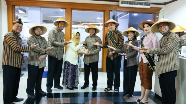 Direktur Utama Bank Jateng Bambang Widyatmoko bersama jajaran Direksi Bank Jateng memberikan souvenir berupa paket sayuran kepada salah satu nasabah Bank Jateng dalam rangka memperingati Hari Pelanggan Nasional 2026 di Bank Jateng Cabang Utama, Jalan Pemuda No. 142, Semarang, Jumat 4 September 2026 (foto: Bank Jateng)