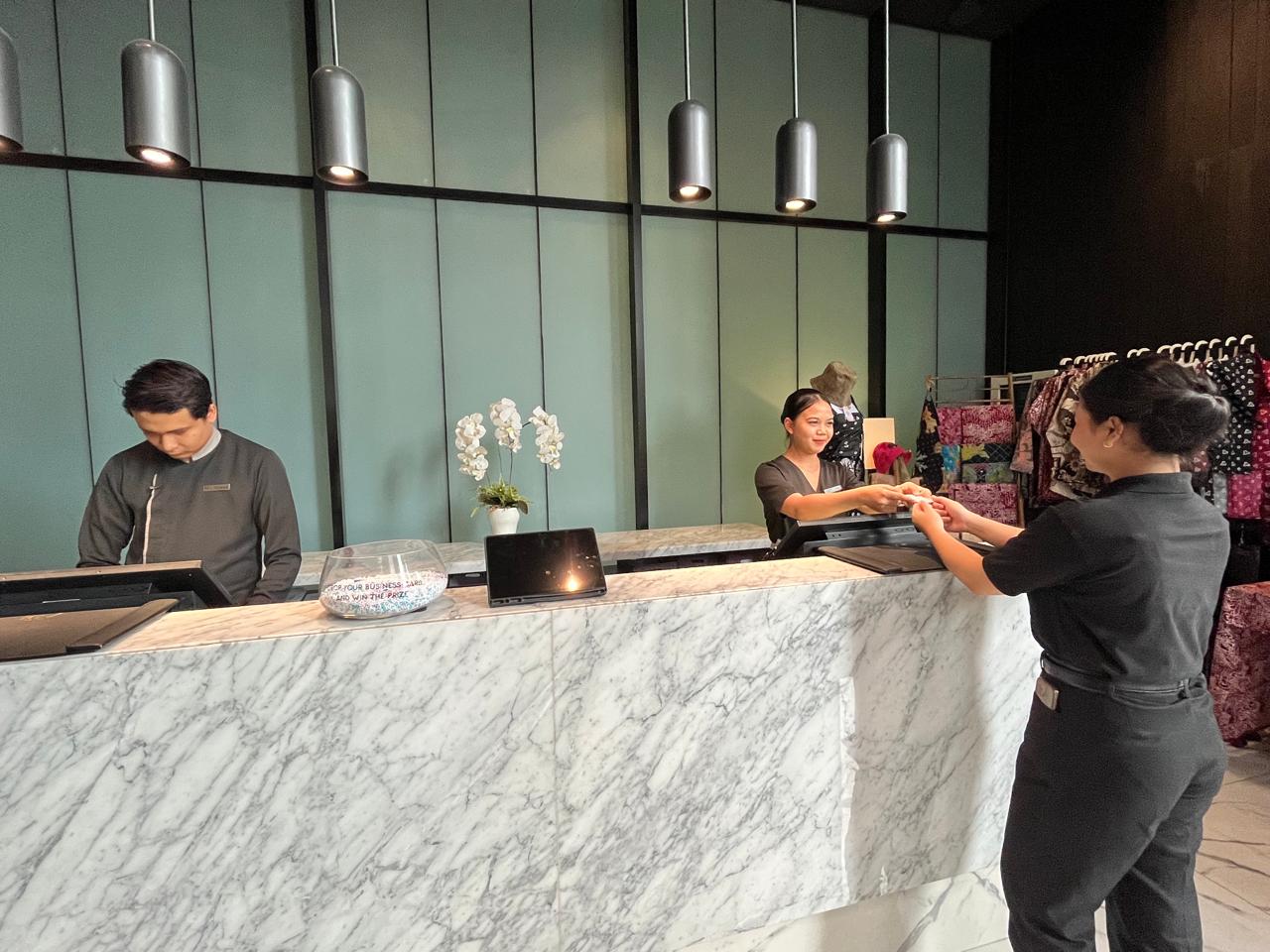 Resepsionis Rez Hotel Semarang (matasemarang.com/Lia Dina) Resepsionis Rez Hotel Semarang (matasemarang.com/Lia Dina)