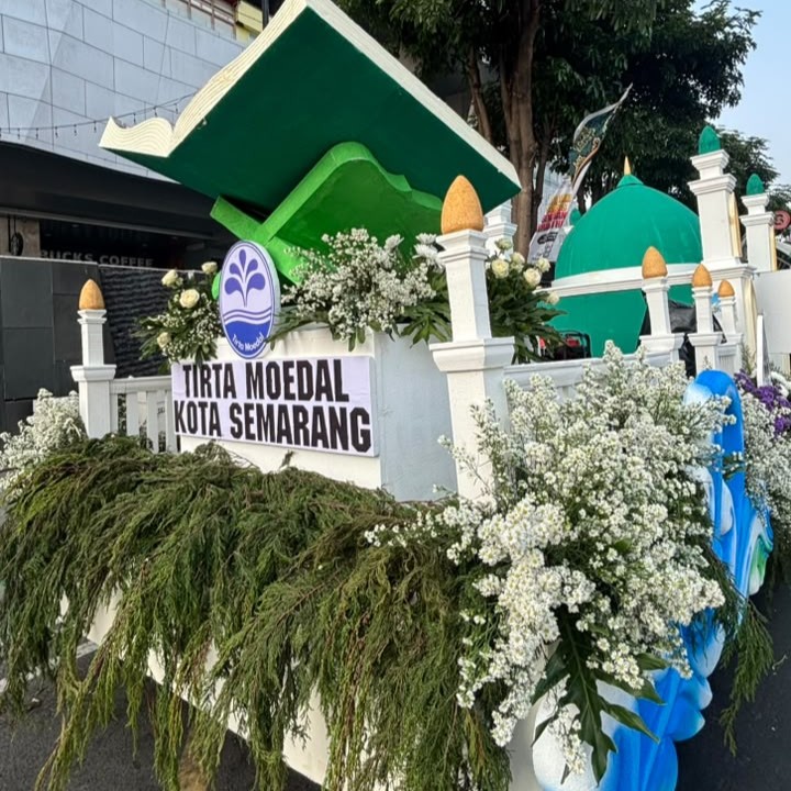 Armada mobil hias PDAM Tirta Moedal Kota Semarang yang mengusung dekorasi filosofis air dan Al-Qur'an dalam Pawai MTQ Nasional (foto: PDAM Kota Semarang)