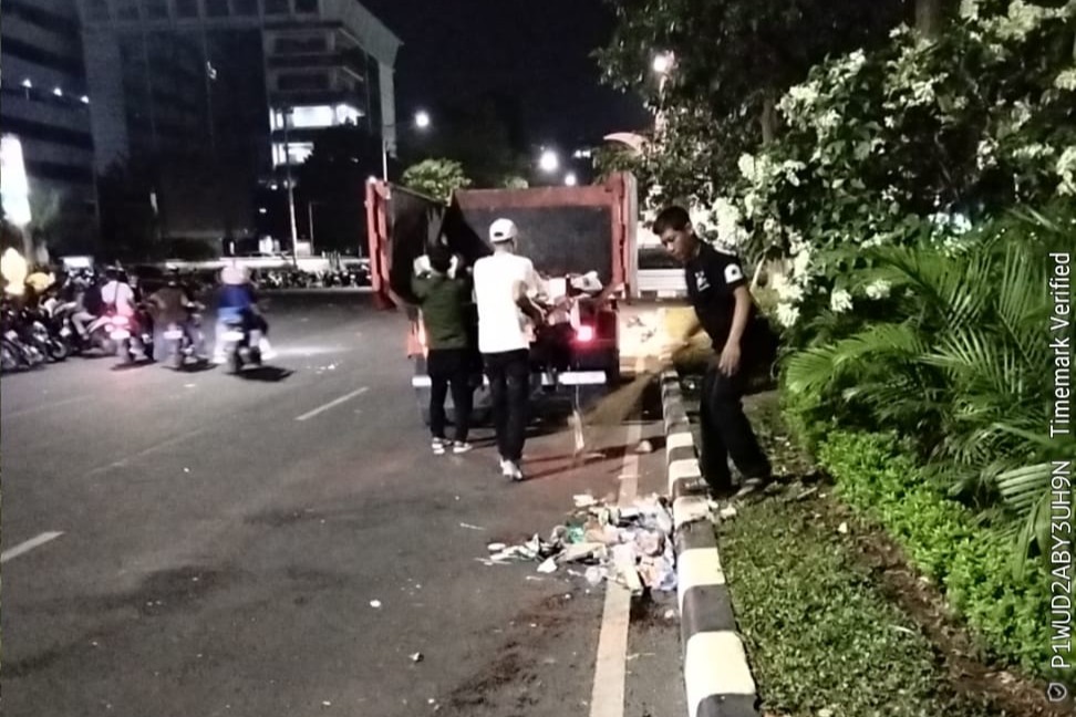 Petugas membersihkan jalan protokol dari sampah usai pembukaan MTQ Nasional (foto: Pemprov Jateng)
