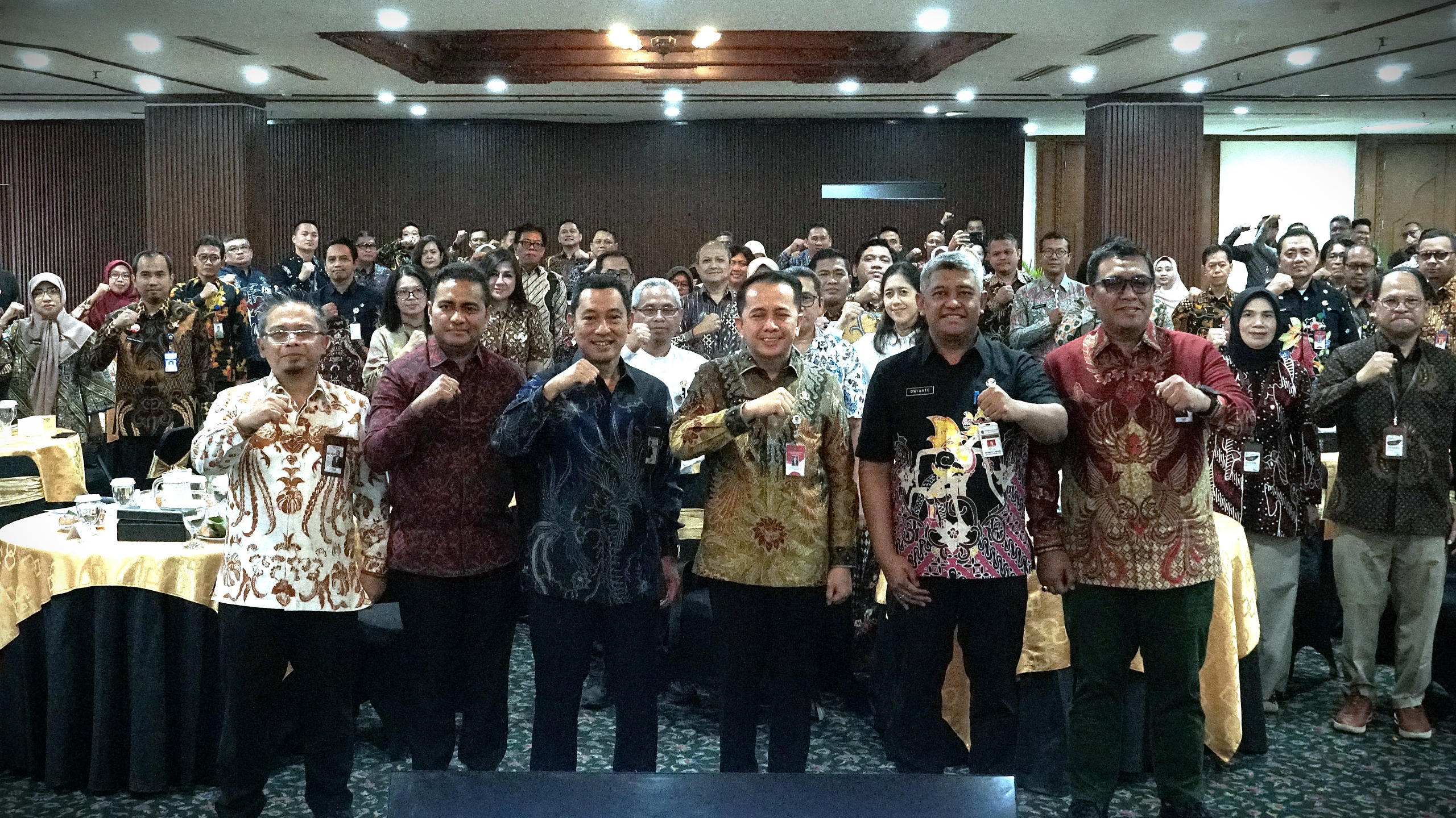 Dirut Bank Jateng Bambang Widyatmoko bersama Dirjen Bina Keuangan Daerah Kemendagri Agus Fatoni dalam acara Overview Implementasi SIPD RI-SP2D Online di Semarang (foto: bank Jateng) Dirut Bank Jateng Bambang Widyatmoko bersama Dirjen Bina Keuangan Daerah Kemendagri Agus Fatoni dalam acara Overview Implementasi SIPD RI-SP2D Online di Semarang (foto: bank Jateng)