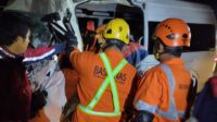 Tim SAR Gabungan menggunakan peralatan ekstrikasi untuk mengevakuasi korban terjepit di dalam minibus Hiace di Tol Pemalang KM 306 (foto: Basarnas Semarang)