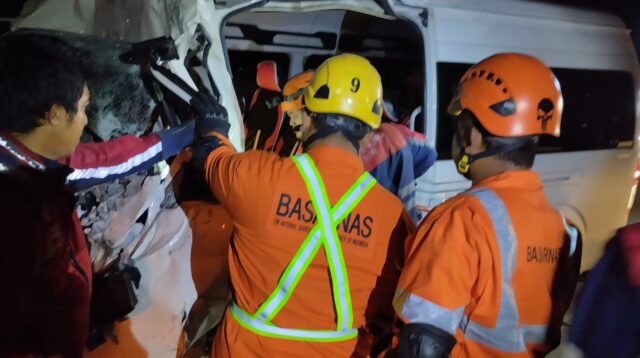 Tim SAR Gabungan menggunakan peralatan ekstrikasi untuk mengevakuasi korban terjepit di dalam minibus Hiace di Tol Pemalang KM 306 (foto: Basarnas Semarang)