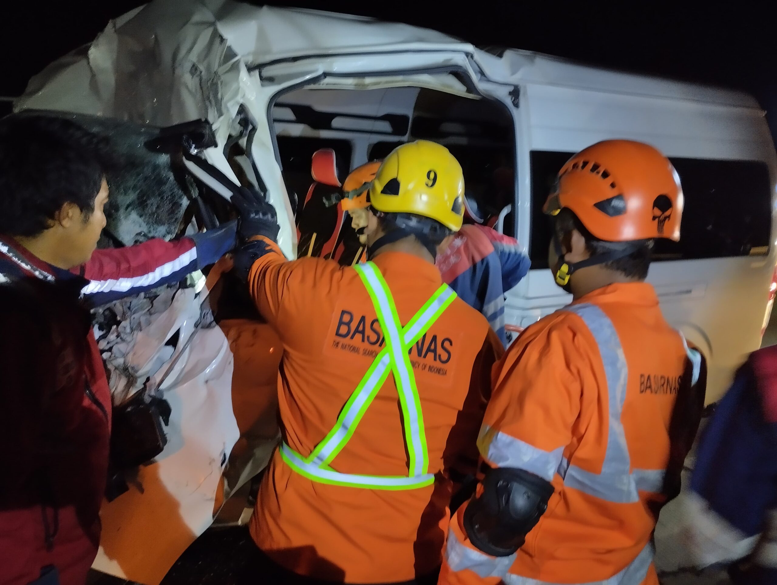 Tim SAR Gabungan menggunakan peralatan ekstrikasi untuk mengevakuasi korban terjepit di dalam minibus Hiace di Tol Pemalang KM 306 (foto: Basarnas Semarang)