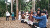 Peserta MTQ Nasional XXXI 2026 mencoba olahraga panahan tradisional (jemparingan) di Desa Wisata Kandri, Gunungpati, Semarang, Rabu, 16 September 2026 (foto: Pemprov Jateng)