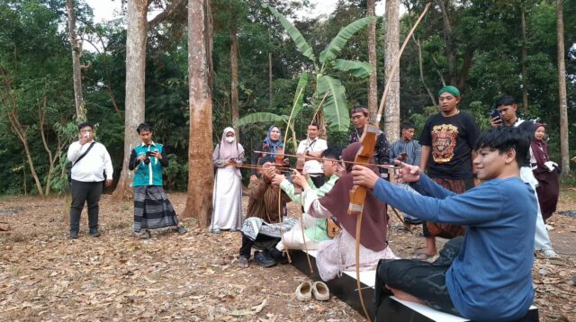 Peserta MTQ Nasional XXXI 2026 mencoba olahraga panahan tradisional (jemparingan) di Desa Wisata Kandri, Gunungpati, Semarang, Rabu, 16 September 2026 (foto: Pemprov Jateng)