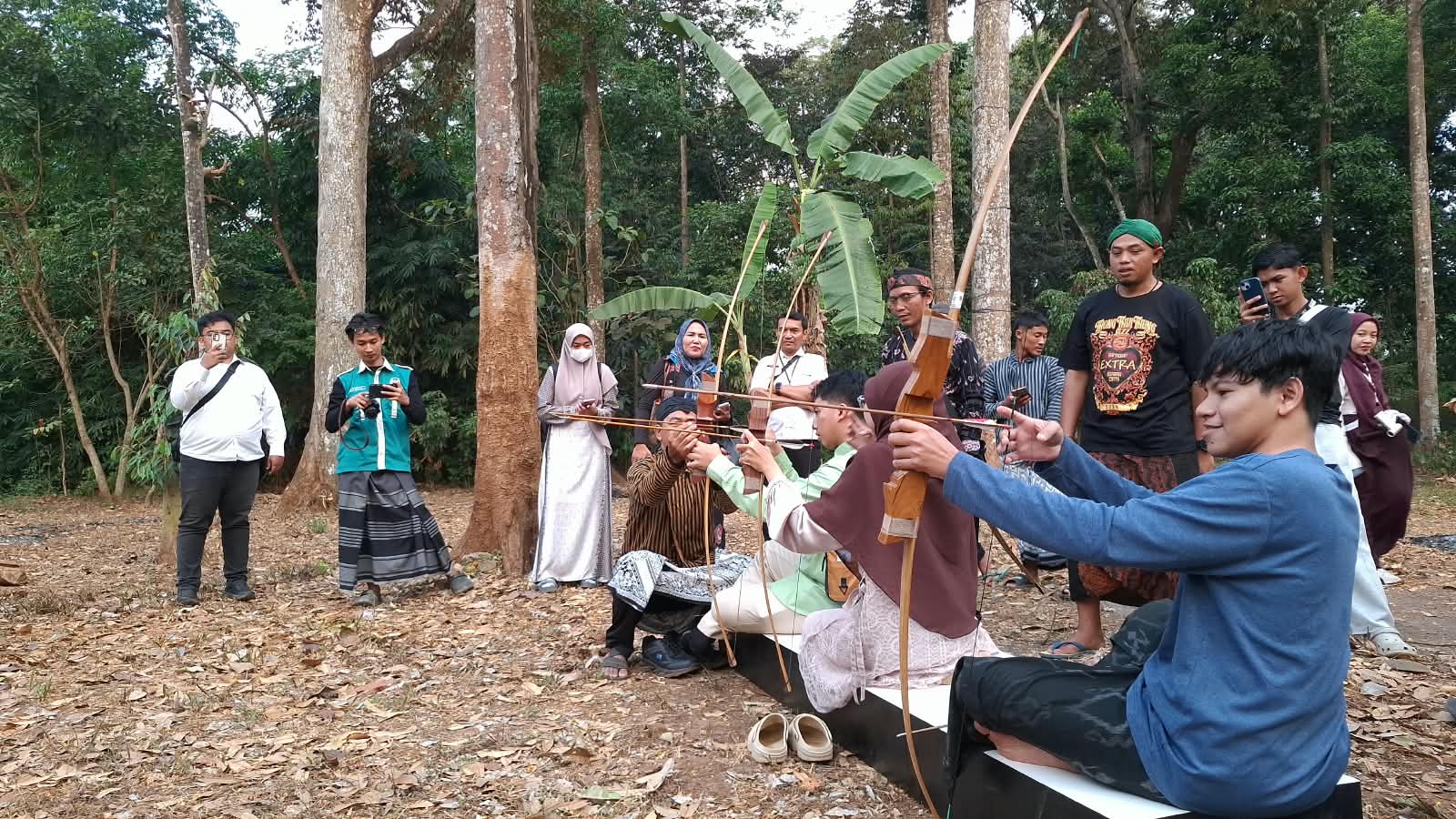 Peserta MTQ Nasional XXXI 2026 mencoba olahraga panahan tradisional (jemparingan) di Desa Wisata Kandri, Gunungpati, Semarang, Rabu, 16 September 2026 (foto: Pemprov Jateng) Peserta MTQ Nasional XXXI 2026 mencoba olahraga panahan tradisional (jemparingan) di Desa Wisata Kandri, Gunungpati, Semarang, Rabu, 16 September 2026 (foto: Pemprov Jateng)