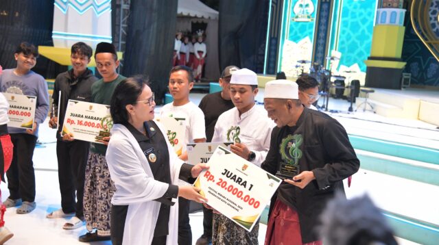 Wali Kota Semarang serahkan hadiah pemenang Festival rebana NAisonal (matasemarang.com/Lia Dina)