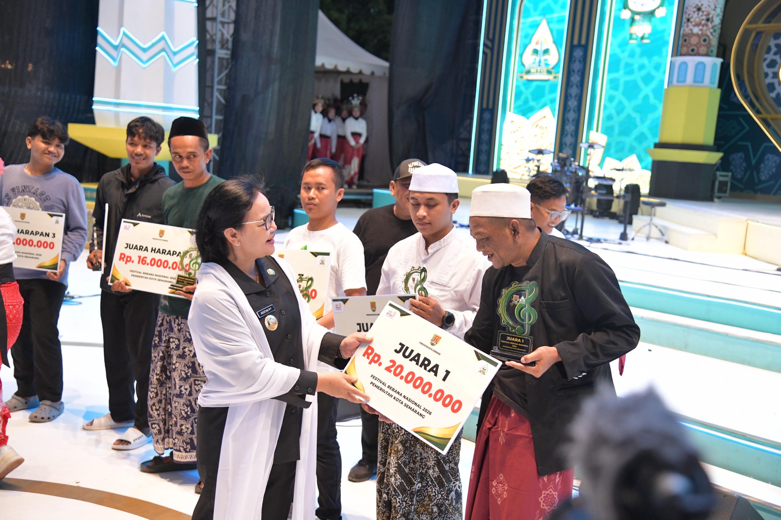 Wali Kota Semarang serahkan hadiah pemenang Festival rebana NAisonal (matasemarang.com/Lia Dina) Wali Kota Semarang serahkan hadiah pemenang Festival rebana NAisonal (matasemarang.com/Lia Dina)
