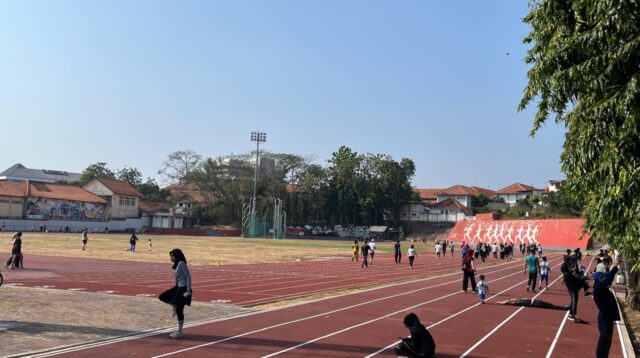 Suasana lapangan atletik GOR TLJ pada Minggu pagi (matasemarang.com/Lia Dina)