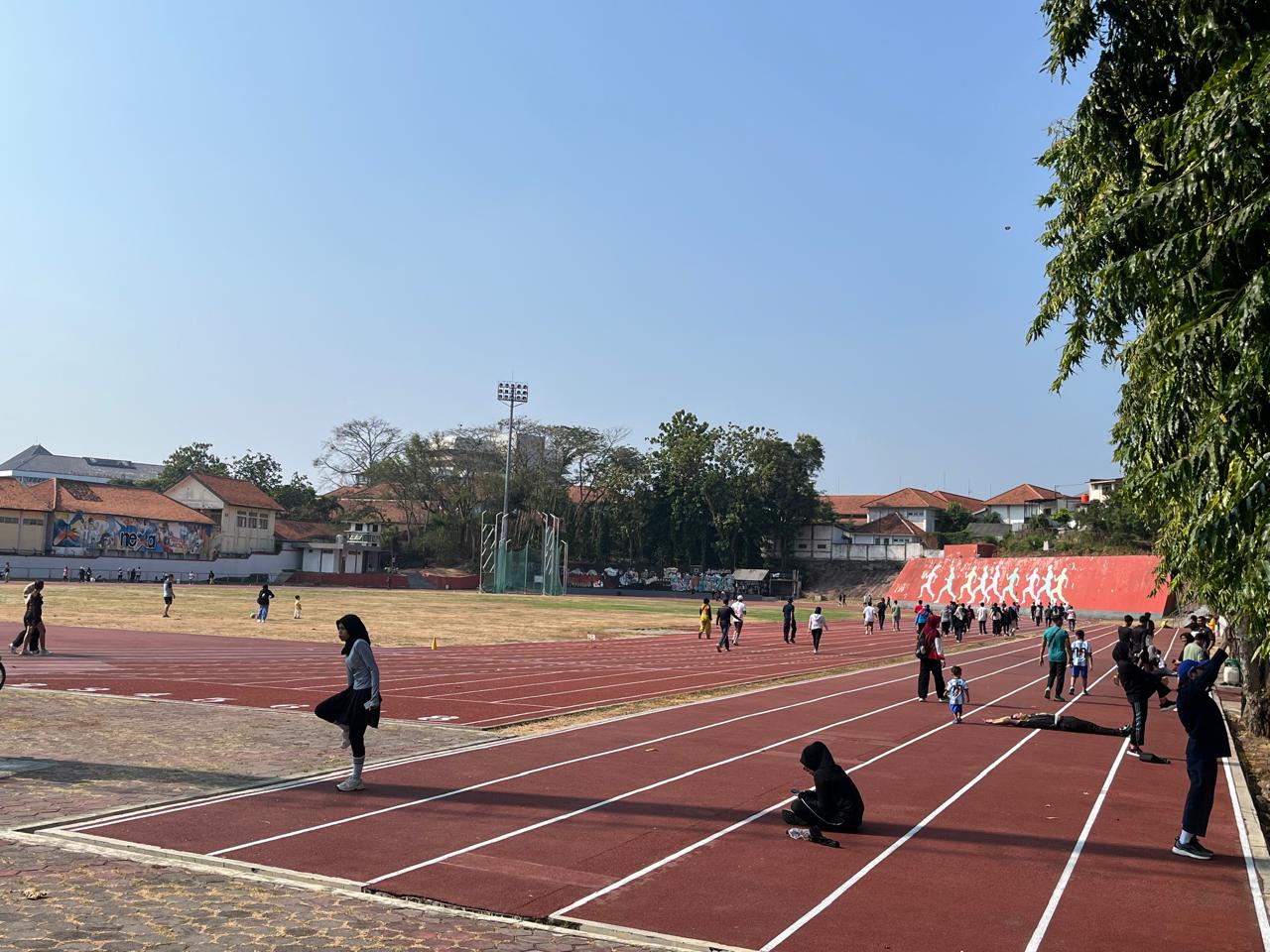 Suasana lapangan atletik GOR TLJ pada Minggu pagi (matasemarang.com/Lia Dina) Suasana lapangan atletik GOR TLJ pada Minggu pagi (matasemarang.com/Lia Dina)