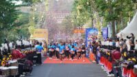 ara pelari antusias melintasi garis start pada perhelatan Bank Jateng Friendship Run Semarang 2026 yang disambut dengan letupan confetti dan atraksi marching band, Minggu 20 September 2026 (foto: Bank Jateng)