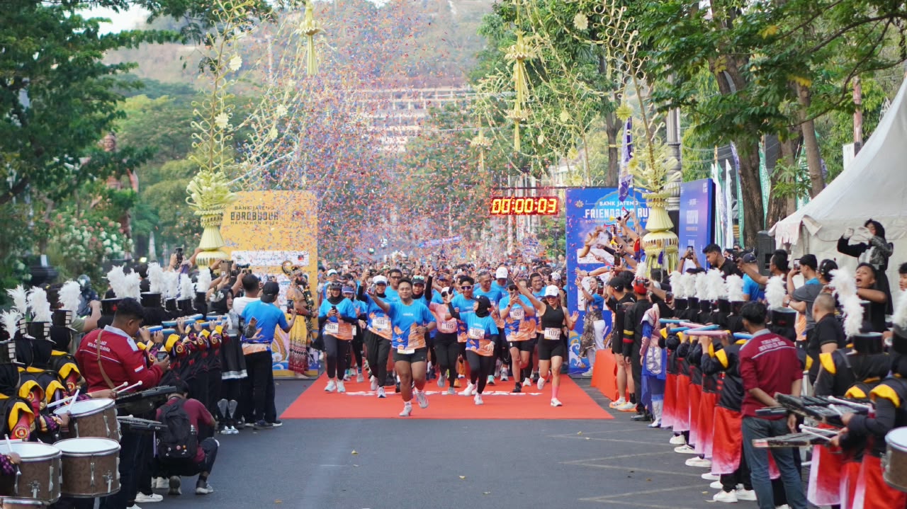 ara pelari antusias melintasi garis start pada perhelatan Bank Jateng Friendship Run Semarang 2026 yang disambut dengan letupan confetti dan atraksi marching band, Minggu 20 September 2026 (foto: Bank Jateng) ara pelari antusias melintasi garis start pada perhelatan Bank Jateng Friendship Run Semarang 2026 yang disambut dengan letupan confetti dan atraksi marching band, Minggu 20 September 2026 (foto: Bank Jateng)