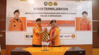 Pejabat lama Kepala Basarnas Semarang Budiono (kiri) bertukar naskah memori jabatan dengan Kepala Basarnas Semarang baru Kamal Riswandi (kanan) di Semarang, Senin, 21 September 2026 (foto: Basarnas Semarang) Pejabat lama Kepala Basarnas Semarang Budiono (kiri) bertukar naskah memori jabatan dengan Kepala Basarnas Semarang baru Kamal Riswandi (kanan) di Semarang, Senin, 21 September 2026 (foto: Basarnas Semarang)