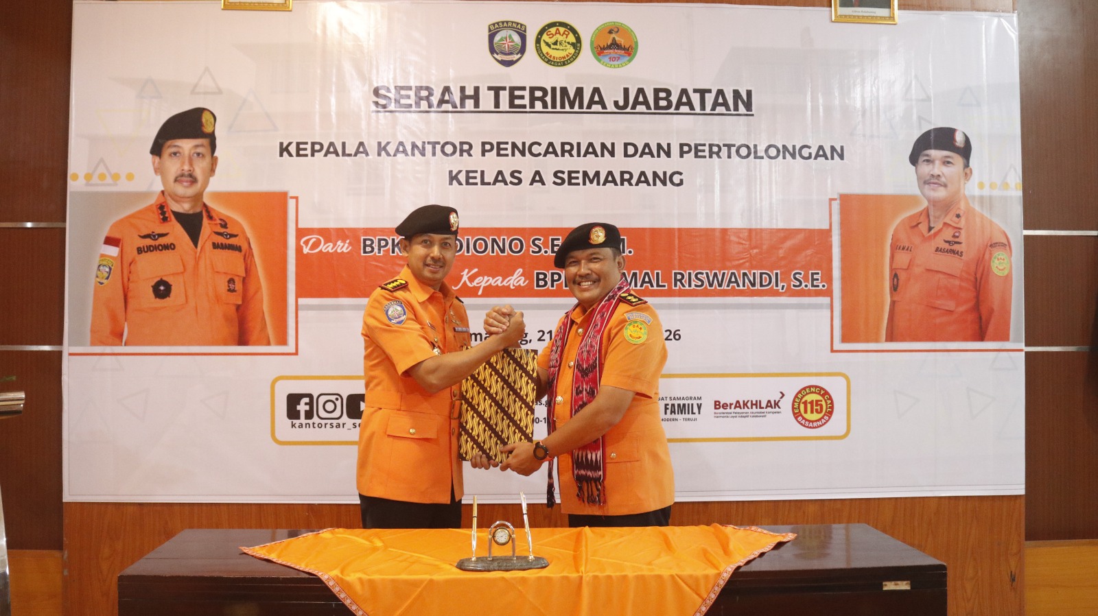 Pejabat lama Kepala Basarnas Semarang Budiono (kiri) bertukar naskah memori jabatan dengan Kepala Basarnas Semarang baru Kamal Riswandi (kanan) di Semarang, Senin, 21 September 2026 (foto: Basarnas Semarang) Pejabat lama Kepala Basarnas Semarang Budiono (kiri) bertukar naskah memori jabatan dengan Kepala Basarnas Semarang baru Kamal Riswandi (kanan) di Semarang, Senin, 21 September 2026 (foto: Basarnas Semarang)