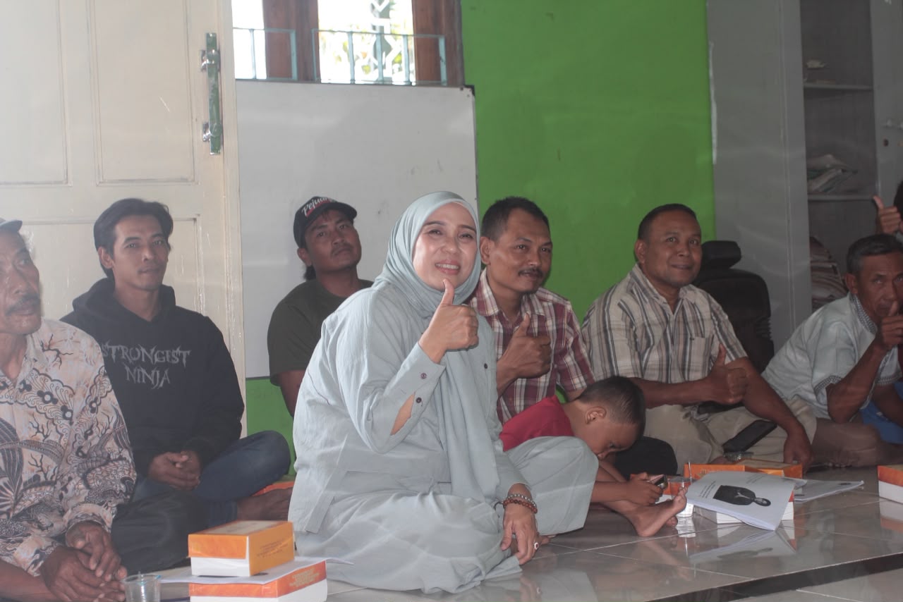Anggota Komisi E DPRD Jateng Krisseptiana Mbak Tia saat menyampaikan sosialisasi Perda pemberdayaan perempuan pesisir di Tambakrejo Semarang