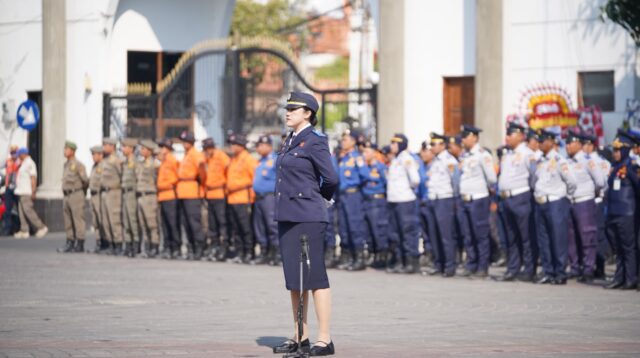 Nita Cahayani Sumanto saat memimpin upacara Peringatan Hari Perhubungan Nasional (Harhubnas) 2026 di Balai Kota Semarang (foto: Trans Semarang)