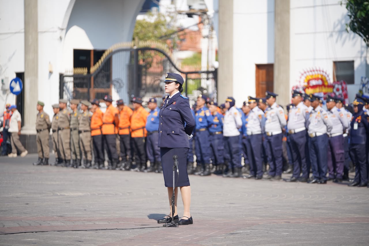 Nita Cahayani Sumanto saat memimpin upacara Peringatan Hari Perhubungan Nasional (Harhubnas) 2026 di Balai Kota Semarang (foto: Trans Semarang)