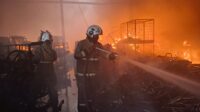 48 personel dari Dinas Damkar Kota Semarang memadamkan api yang melahap gudang peralatan pertukangan di Genuk, Kamis 24 September 2026 (foto: Dinas Damkar Kota Semarang)