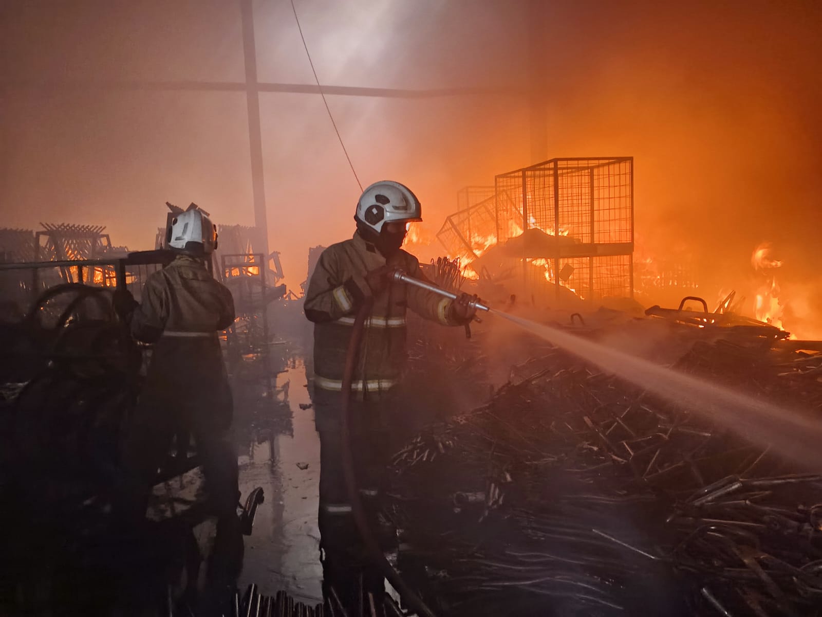 48 personel dari Dinas Damkar Kota Semarang memadamkan api yang melahap gudang peralatan pertukangan di Genuk, Kamis 24 September 2026 (foto: Dinas Damkar Kota Semarang) 48 personel dari Dinas Damkar Kota Semarang memadamkan api yang melahap gudang peralatan pertukangan di Genuk, Kamis 24 September 2026 (foto: Dinas Damkar Kota Semarang)