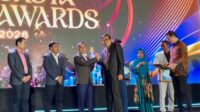 Direktur Utama Bank Jateng Bambang Widyatmoko saat menerima penghargaan yang diserahkan langsung oleh Rektor Universitas Semarang (USM) Dr. Supari dalam acara Prasasta Gala Awards 2026 di Hotel PO Semarang, Kamis 24 September 2026 (foto: Bank Jateng)
