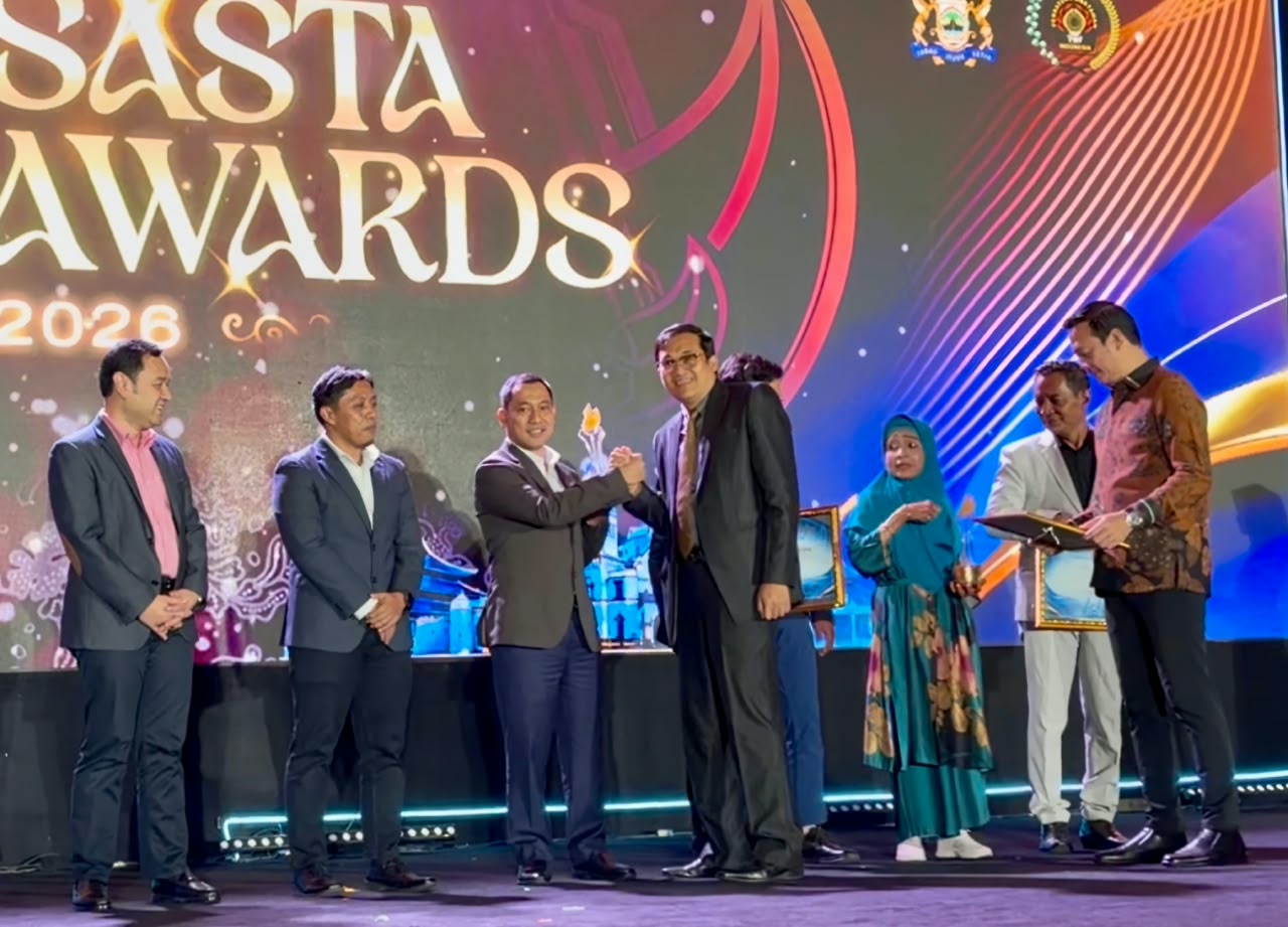 Direktur Utama Bank Jateng Bambang Widyatmoko saat menerima penghargaan yang diserahkan langsung oleh Rektor Universitas Semarang (USM) Dr. Supari dalam acara Prasasta Gala Awards 2026 di Hotel PO Semarang, Kamis 24 September 2026 (foto: Bank Jateng)