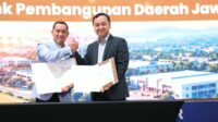 Direktur Utama Bank Jateng Bambang Widyatmoko dan Direktur Utama KIW Rezza Arief Budy Artha berfoto bersama usai Memorandum Of Understanding (MOU) tentang Sinergi Pengembangan Ekosistem Bisnis dan Layanan Perbankan di Somerset Queen City Mall Semarang, Kamis 24 September 2026 (foto: Bank Jateng)