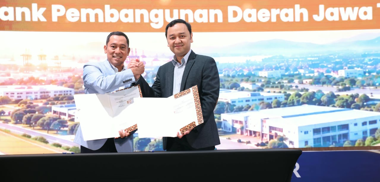 Direktur Utama Bank Jateng Bambang Widyatmoko dan Direktur Utama KIW Rezza Arief Budy Artha berfoto bersama usai Memorandum Of Understanding (MOU) tentang Sinergi Pengembangan Ekosistem Bisnis dan Layanan Perbankan di Somerset Queen City Mall Semarang, Kamis 24 September 2026 (foto: Bank Jateng)