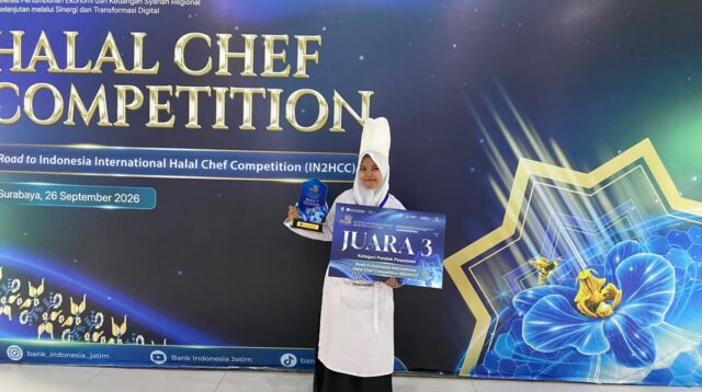 Naila Ziyadatil Husna dari Pondok Pesantren Fadhlul Fadhlan Semarang saat menerima penghargaan Juara 3 Halal Chef Competition di FESyar Regional Jawa 2026, Surabaya, Sabtu, 26 September 2026 (foto: istimewa)