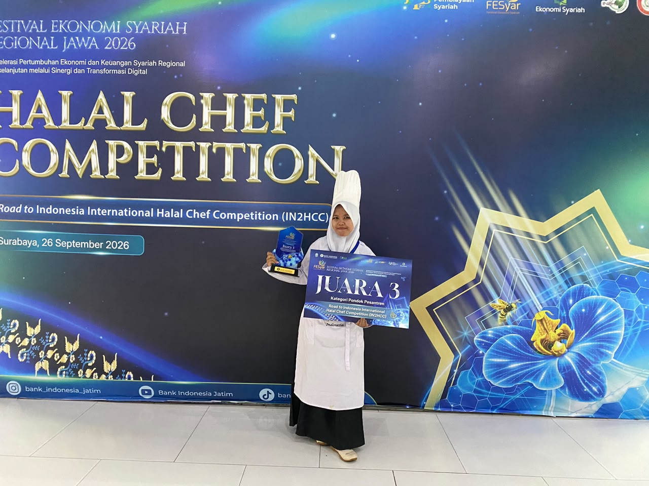 Naila Ziyadatil Husna dari Pondok Pesantren Fadhlul Fadhlan Semarang saat menerima penghargaan Juara 3 Halal Chef Competition di FESyar Regional Jawa 2026, Surabaya, Sabtu, 26 September 2026 (foto: istimewa)
