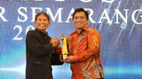 Direktur Jawa Pos Radar Semarang Baehaqi (kiri) menyerahkan penghargaan kategori Inovasi Digital Perbankan Daerah kepada Kepala Divisi Digital Innovation Bank Jateng Yulius Ardita (kanan) dalam Malam Anugerah Jawa Pos Radar Semarang di Rama-Shinta Ballroom, Patra Hotel and Convention Centre Semarang, Jumat 25 September 2026 (foto: Bank Jateng) Direktur Jawa Pos Radar Semarang Baehaqi (kiri) menyerahkan penghargaan kategori Inovasi Digital Perbankan Daerah kepada Kepala Divisi Digital Innovation Bank Jateng Yulius Ardita (kanan) dalam Malam Anugerah Jawa Pos Radar Semarang di Rama-Shinta Ballroom, Patra Hotel and Convention Centre Semarang, Jumat 25 September 2026 (foto: Bank Jateng)