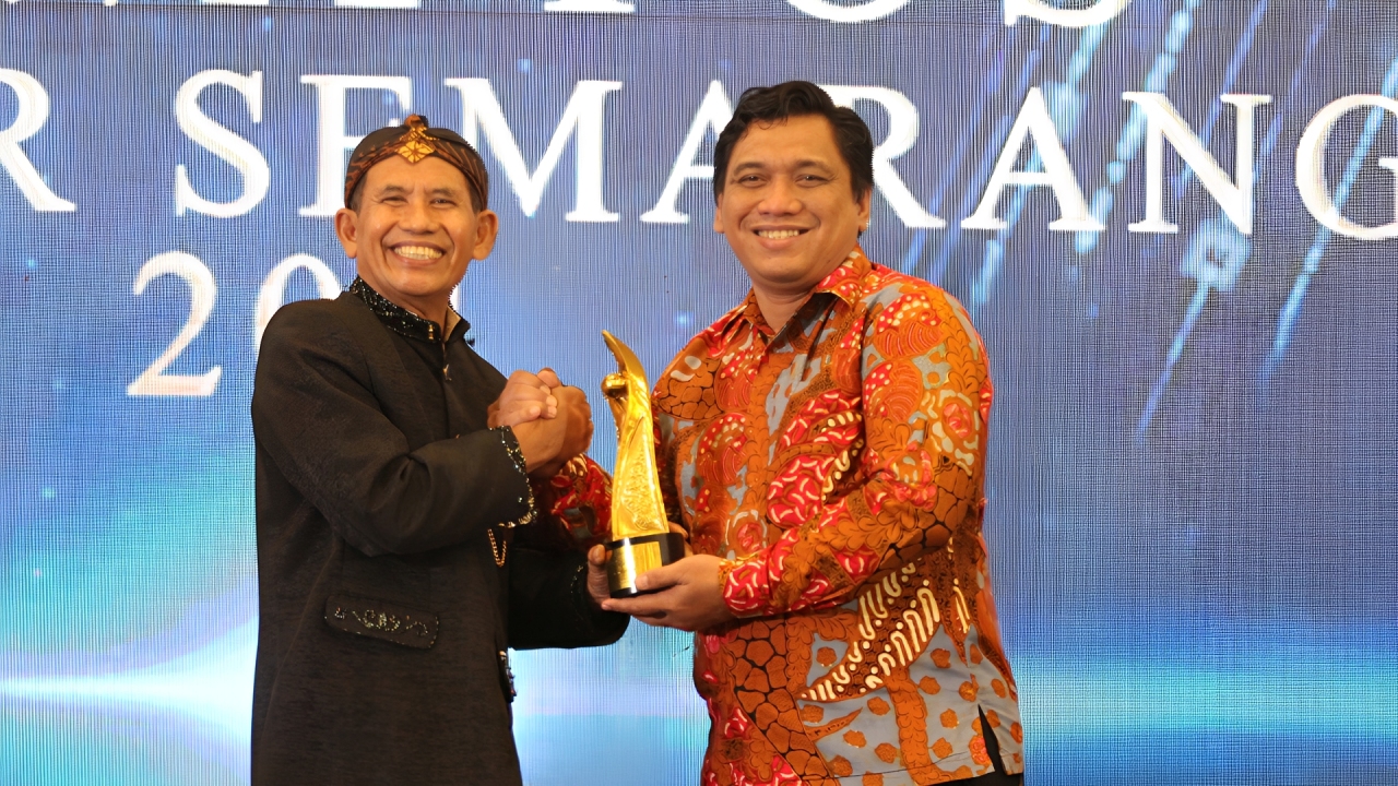 Direktur Jawa Pos Radar Semarang Baehaqi (kiri) menyerahkan penghargaan kategori Inovasi Digital Perbankan Daerah kepada Kepala Divisi Digital Innovation Bank Jateng Yulius Ardita (kanan) dalam Malam Anugerah Jawa Pos Radar Semarang di Rama-Shinta Ballroom, Patra Hotel and Convention Centre Semarang, Jumat 25 September 2026 (foto: Bank Jateng)